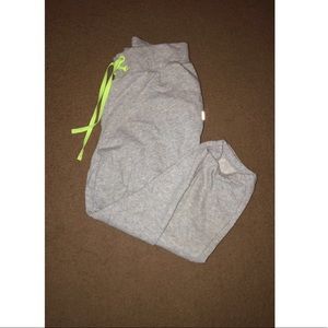 VS Sport Capri Pants